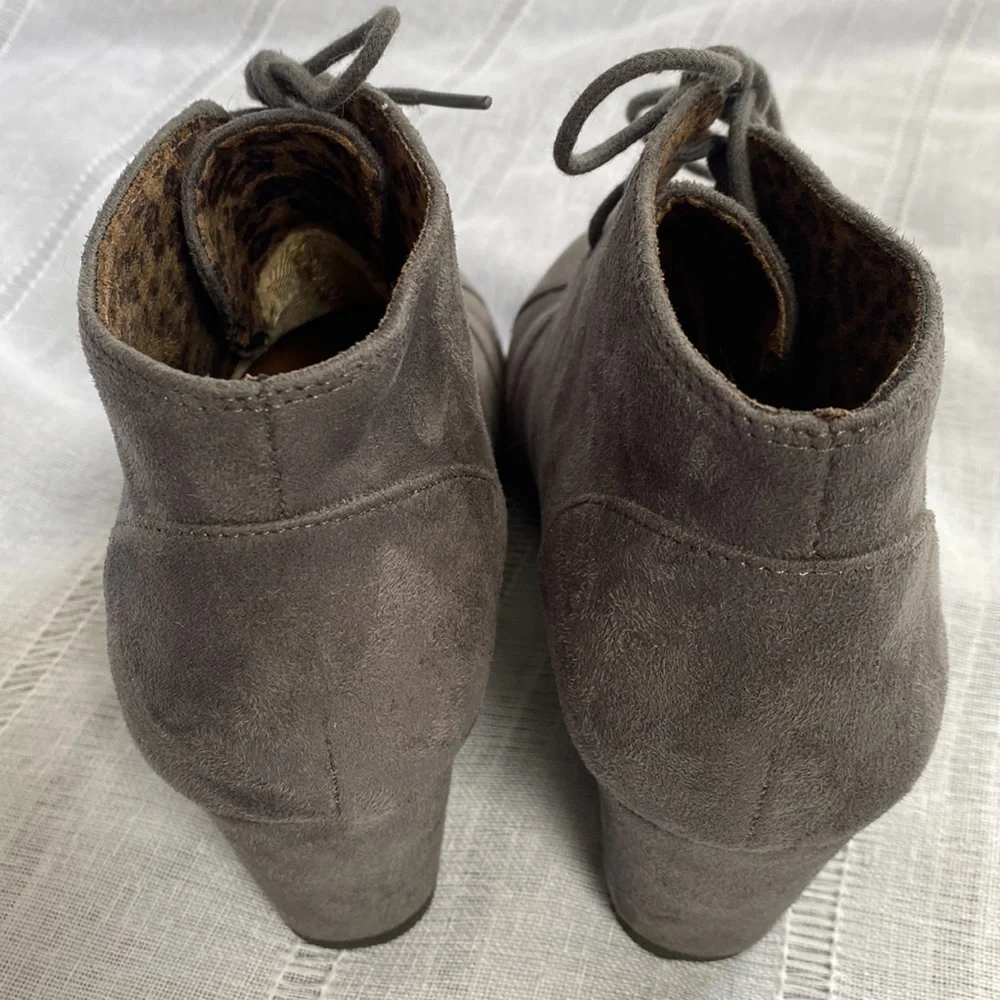 Soda City soft gray Oxford laces booties.*